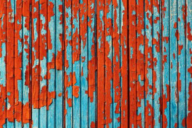 Eski ahşap tahtaların üzerine dökülen boya.