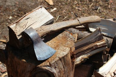 Eski balta ve yakacak odun yığını