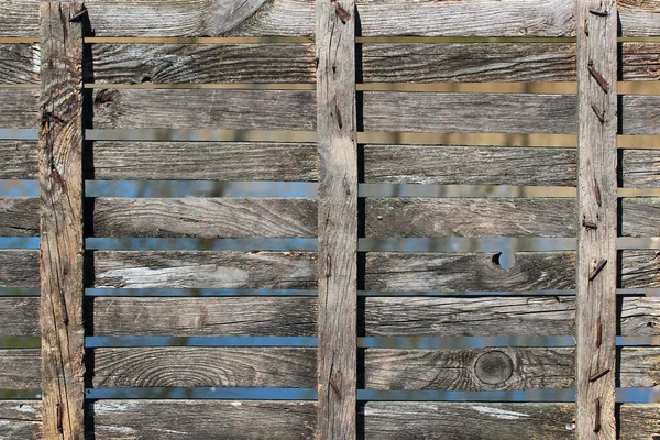 Dřevěný Plot Pozadí Voda Mezi Starými Prkny — Stock fotografie