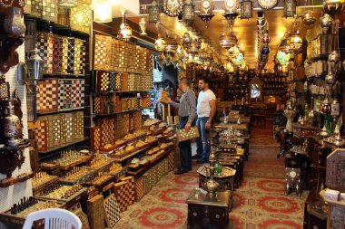 Kudüs, İsrail - 3 Aralık 2013: Yerliler ve turistler arasında popüler bir yer olan Kudüs 'ün Eski Kasabası' ndaki hediyelik eşya dükkanı.