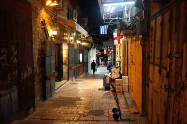 Kudüs, İsrail - 2 Aralık 2013: Yerliler ve turistler arasında popüler bir yer olan Kudüs 'teki Eski Kasaba pazarında gece kapalı hediyelik eşya dükkanları.