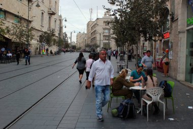 Kudüs, İsrail - 2 Aralık 2013: Kudüs 'ün merkezinde popüler bir turizm merkezi olan ünlü Jaffa caddesinde yerel halk ve turistler.
