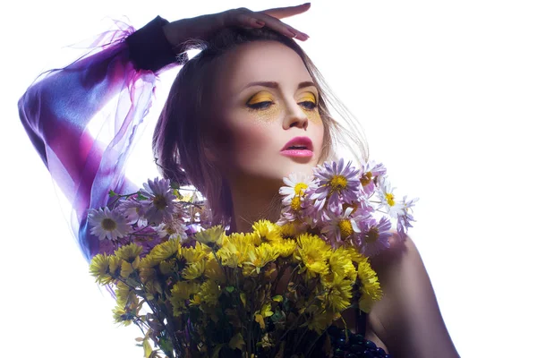 Donna di bellezza con mazzi di fiori. Trucco professionale e acconciatura — Foto Stock