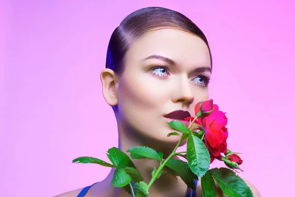 Mulher de beleza com flores de cacho. Maquiagem profissional e penteado — Fotografia de Stock