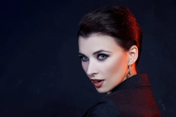 Retrato de mujer hermosa con labios rojos —  Fotos de Stock