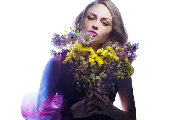 Donna di bellezza con mazzi di fiori. Trucco professionale e acconciatura Foto Stock