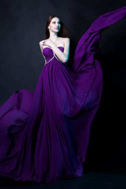 Magic makyaj ve saç modeli ile mor elbiseli kadın moda