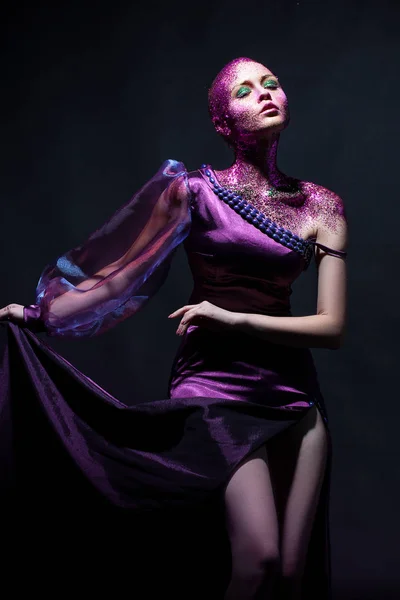 Mulher de moda com maquiagem mágica e penteado — Fotografia de Stock