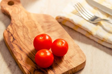 ahşap stong kiraz domates