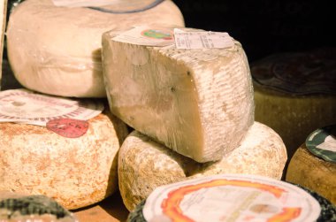 Pecorino di Pienza sergilenen bir dükkan