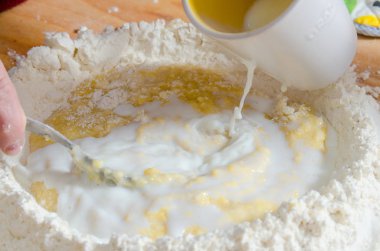 çörek süt ve yumurta ile hazırlanması