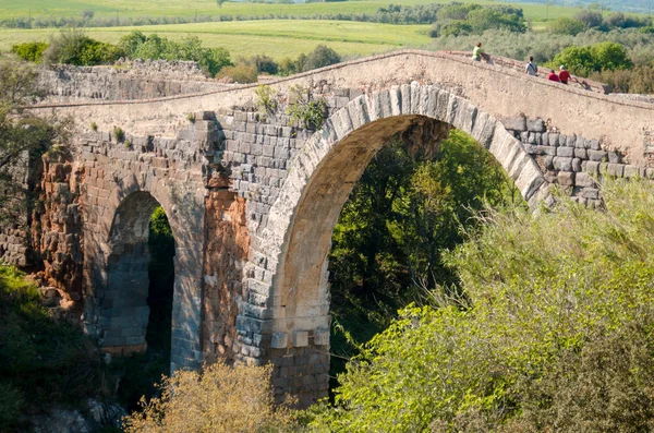 Ponte sobre o rio Fiora perto do castelo de Vulci — Fotografia de Stock