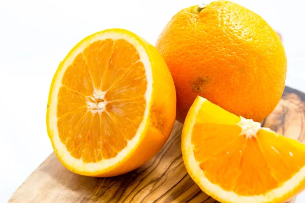 Желтые апельсины на белом фоне — стоковое фото