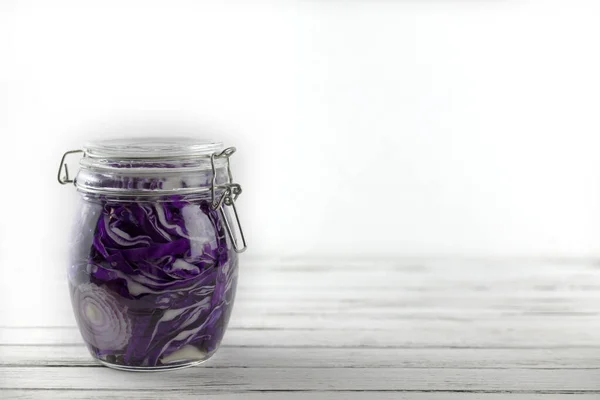 Vaso di vetro di cavolo rosso fermentato. verdure su sfondo chiaro. la fermentazione è una fonte di probiotici — Foto Stock