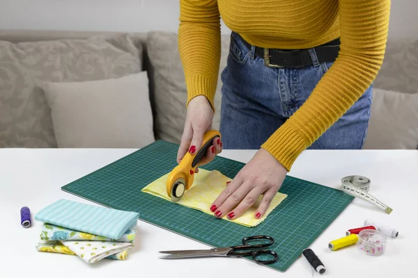 Frau Gelb Schneidet Den Stoff Durch Auf Dem Tisch Liegen — Stockfoto