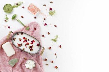 Vücut ve yüz için kişisel bakım kiti. Gouasha masajı, hindistan cevizi yağı, spirulina tozu için yeşim taşı. Konsept DIY doğal eko kozmetik, maskeler, önlükler, spa. Sıfır atık, plastik yok. kopyalama alanı. düz yat