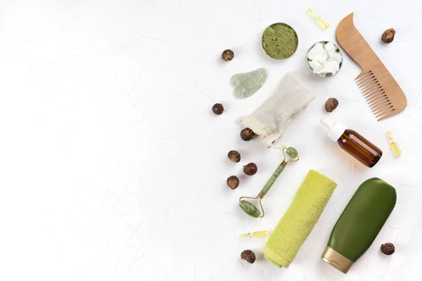 Vücut ve yüz için kişisel bakım kiti. Gouasha masajı, hindistan cevizi yağı, spirulina tozu için yeşim taşı. Konsept DIY doğal eko kozmetik, maskeler, önlükler, spa. Sıfır atık, plastik yok. kopyalama alanı. maketleme