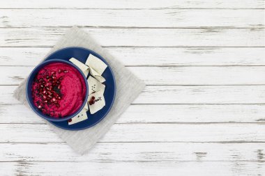 Pancar, kase içinde nohut içeren humus. Beyaz ahşap bir arka planda, ekmek cipsleriyle. kopyalama alanı. düz yat