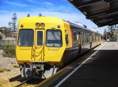 Elektrikli tren istasyonunda