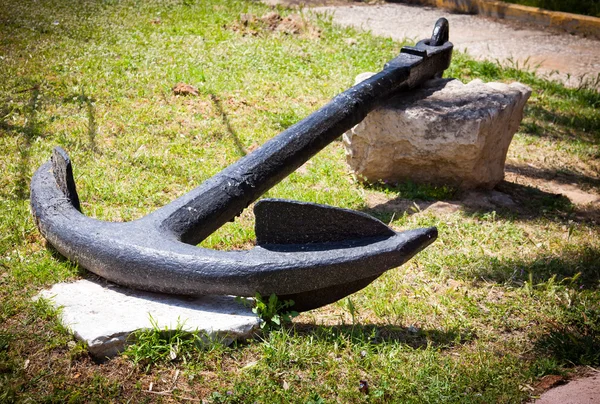 Bir çim üzerinde büyük çapa