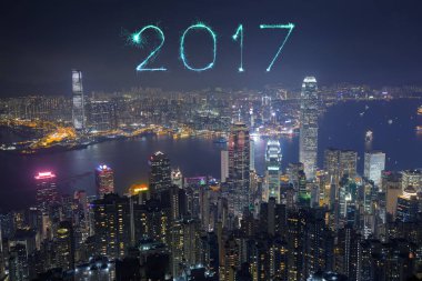 2017 Hong Kong şehir üzerinde mutlu yeni yıl havai fişek kutlama