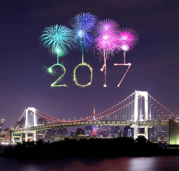 2017 r. nowy rok fajerwerki nad Tokio Rainbow Bridge nocą, Odai — Zdjęcie stockowe