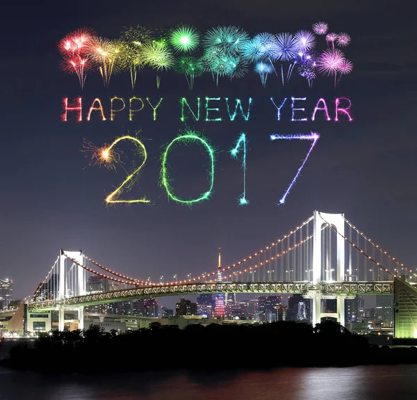 Fuegos artificiales de año nuevo 2017 sobre Tokyo Rainbow Bridge en la noche, Odai — Foto de Stock