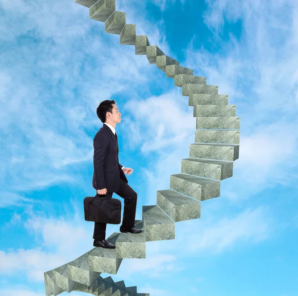 Hombre de negocios va arriba en una escalera curva al ingenio del éxito — Foto de Stock
