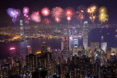 Gece Hong Kong şehir üzerinde havai fişek Festivali