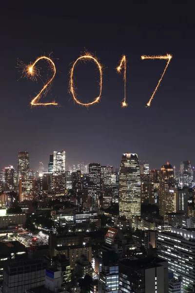 2017 szczęśliwy Nowy Rok Fajerwerki nad Tokio gród w nocy, Jap — Zdjęcie stockowe