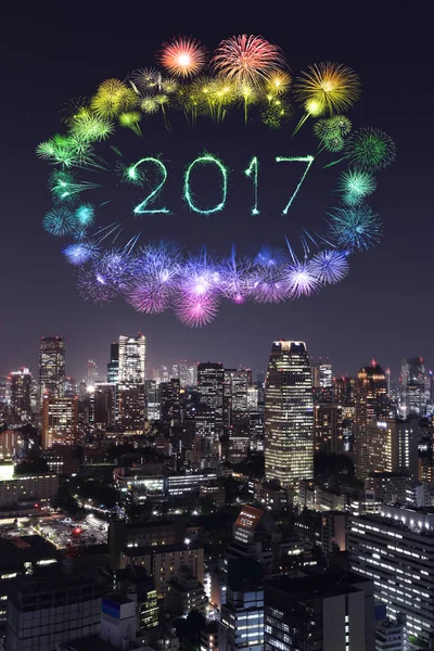 2017 Felice Anno Nuovo Fuochi d'artificio sul paesaggio urbano di Tokyo di notte, Giappone — Foto Stock