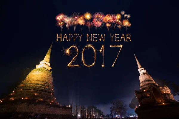 2017 szczęśliwy Nowy Rok Fajerwerki nad park historyczny Sukhothai, Tha — Zdjęcie stockowe