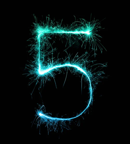 5.Digit cinco feitos de fogos de artifício sparklers à noite — Fotografia de Stock