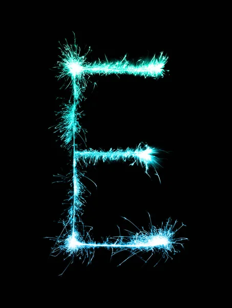 Alfabeto de luces de fuegos artificiales Sparkler E (letras mayúsculas) por la noche — Foto de Stock