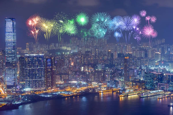 Vuurwerk Festival over Hong Kong stad bij nacht — Stockfoto