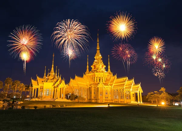 Festival de fuegos artificiales sobre el templo de Wat Luang Pho Toh en Nakhon R —  Fotos de Stock