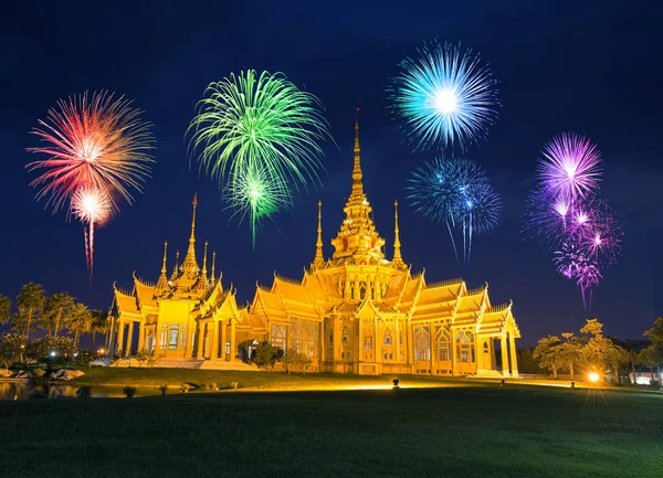 Festival de fuegos artificiales sobre el templo de Wat Luang Pho Toh en Nakhon R —  Fotos de Stock