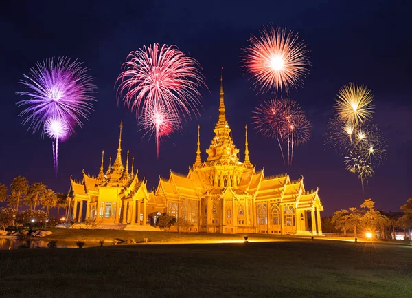 Festival dei fuochi d'artificio sul tempio di Wat Luang Pho Toh a Nakhon R — Foto Stock