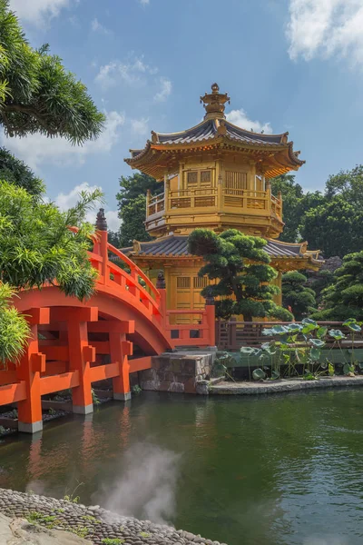 Pagode de madeira de teca dourada no Nan Lian Garden em Hong Kong — Fotografia de Stock