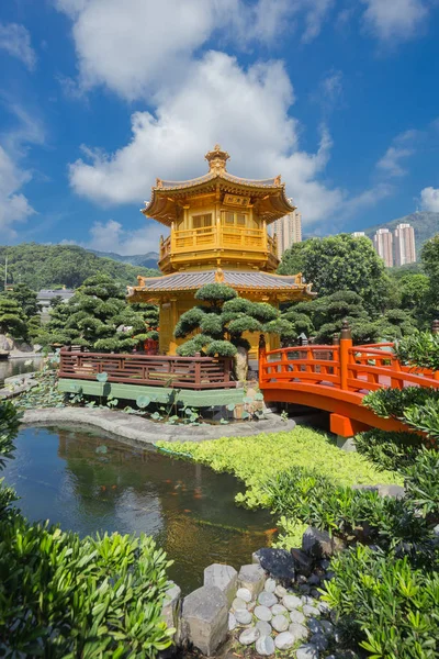 Золотий тикового дерева пагода в Nan Lian саду в Гонконгу — стокове фото
