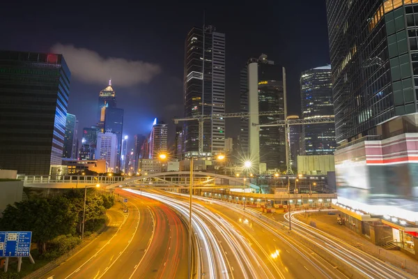 Hong Kong ciudad y el tráfico de la calle por la noche —  Fotos de Stock