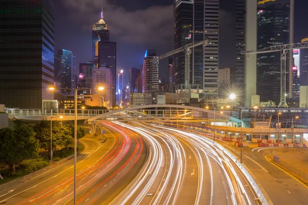 Hong Kong ciudad y el tráfico de la calle por la noche —  Fotos de Stock
