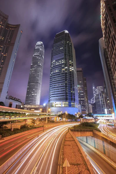 Город Гонконг (центральный) и движение улиц в ночное время — стоковое фото