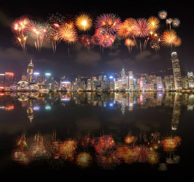 Hong Kong şehir su yansıması ile üzerinde havai fişek Festivali