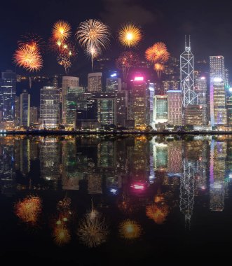 Hong Kong şehir su yansıması ile üzerinde havai fişek Festivali