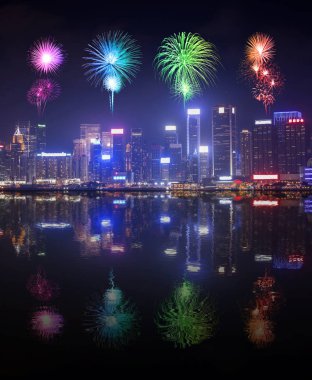 Hong Kong şehir su yansıması ile üzerinde havai fişek Festivali