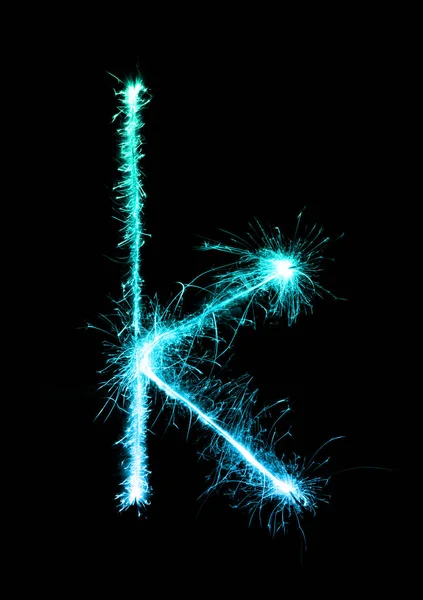 Sparkler fuoco d'artificio luce alfabeto k (piccole lettere) di notte — Foto Stock