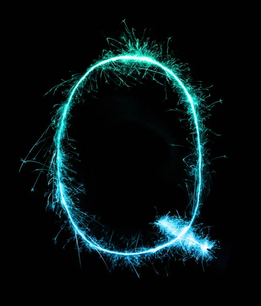 Спарклер фейерверк легкий алфавит Q (Capital Letters) ночью — стоковое фото