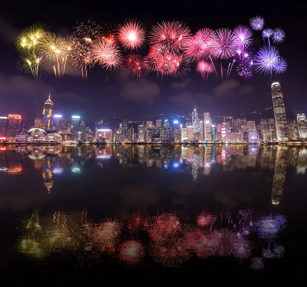 Vuurwerk Festival over Hong Kong stad met water reflectie — Stockfoto