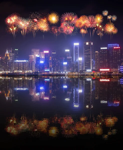Vuurwerk Festival over Hong Kong stad met water reflectie — Stockfoto